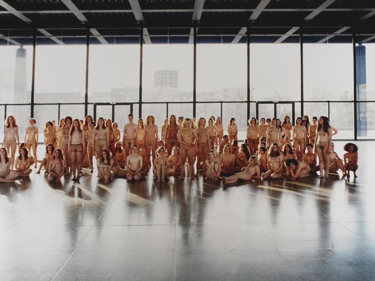 Dieser Digitalprint einer Vanessa-Beecroft-Performance in der Neuen Nationalgalerie ist ebenfalls zu sehen.