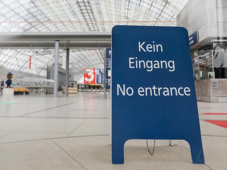 Ein Schild "Kein Eingang" steht vor der Leipziger Messehalle auf dem Boden.