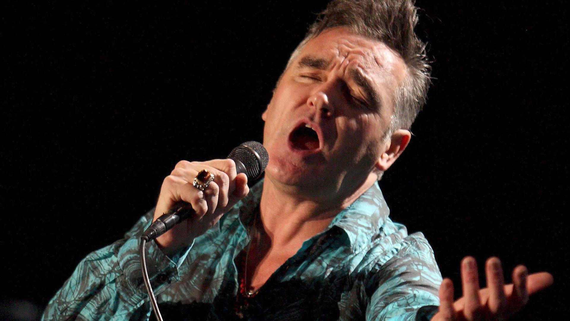 Der Sänger Morrissey präsentiert mit großen Gesten seine Songs.