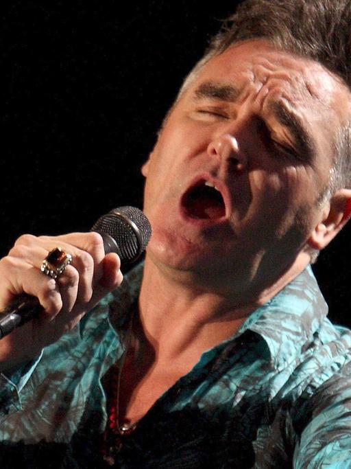 Mit großen Gesten präsentiert Morrissey seine Songs.