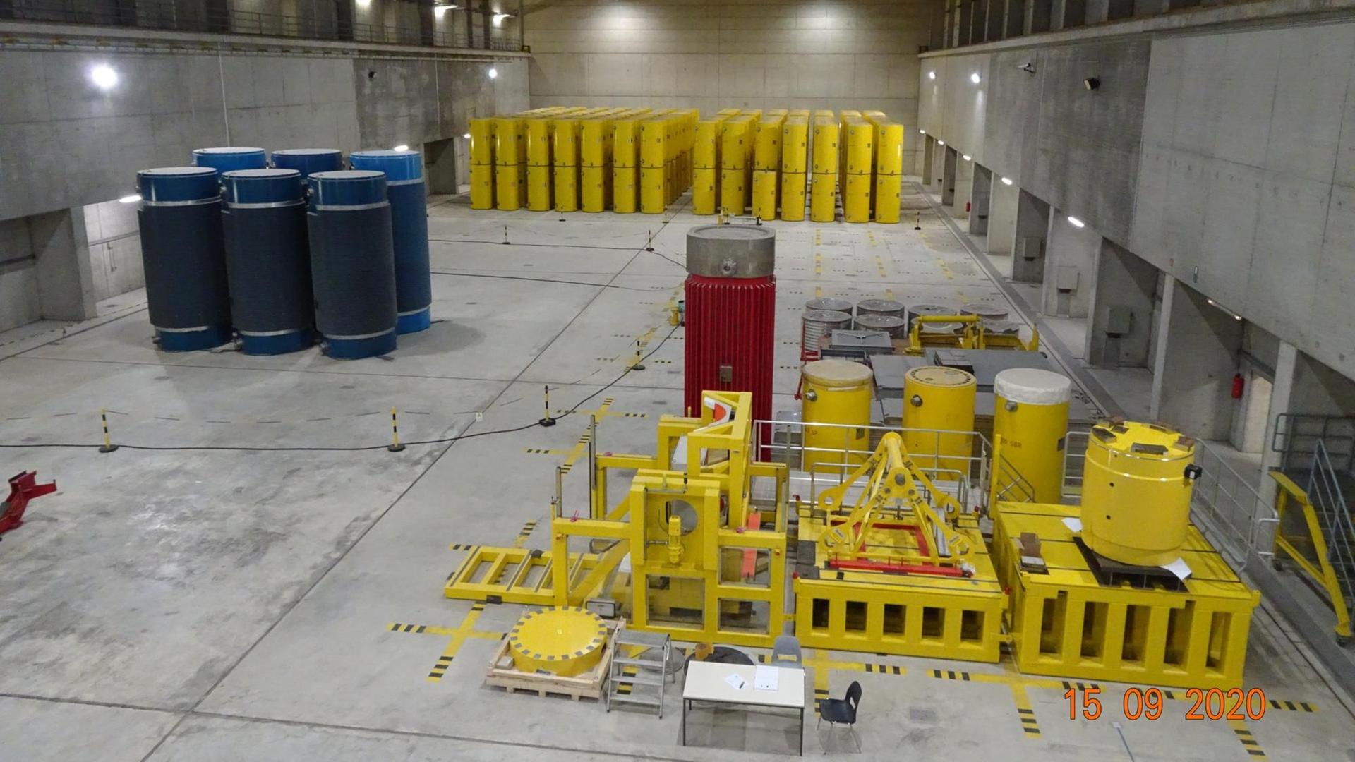 Blick in die Halle des Zwischenlagers Ahaus: In verschiedenen Bereichen der aus massivem Beton errichteten Halle stehen gelbe, blaue und rote "Castoren" - die Sicherheitsbehälter mit den ausgebrannten Kernbrennstäben