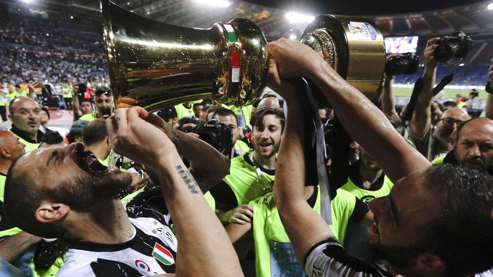 Turins Leonardo Bonucci trinkt aus dem Pokal und jubelt mit seiner Mannschaft über den Sieg im Pokalfinale der Coppa Italia.