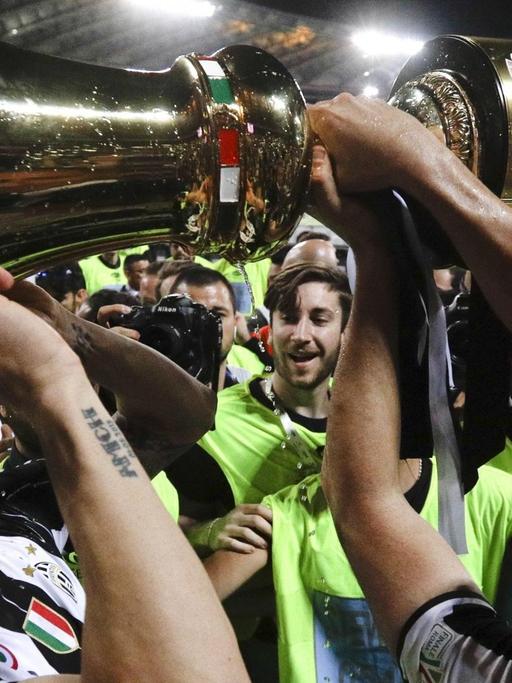 Turins Leonardo Bonucci trinkt aus dem Pokal und jubelt mit seiner Mannschaft über den Sieg im Pokalfinale der Coppa Italia.