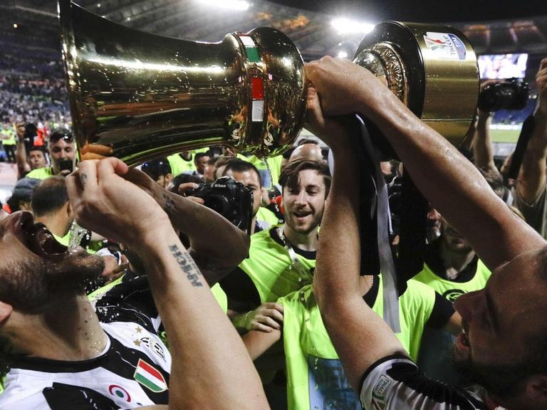 Turins Leonardo Bonucci trinkt aus dem Pokal und jubelt mit seiner Mannschaft über den Sieg im Pokalfinale der Coppa Italia.