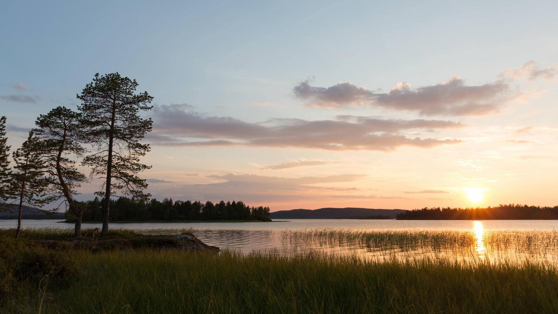 Mitternachtssonne in Finnland: Die Naturerscheinung tritt am Nördlichen Polarkreis und nördlich davon während der Sommermonate auf. In dieser Zeit geht die Sonne nicht unter.