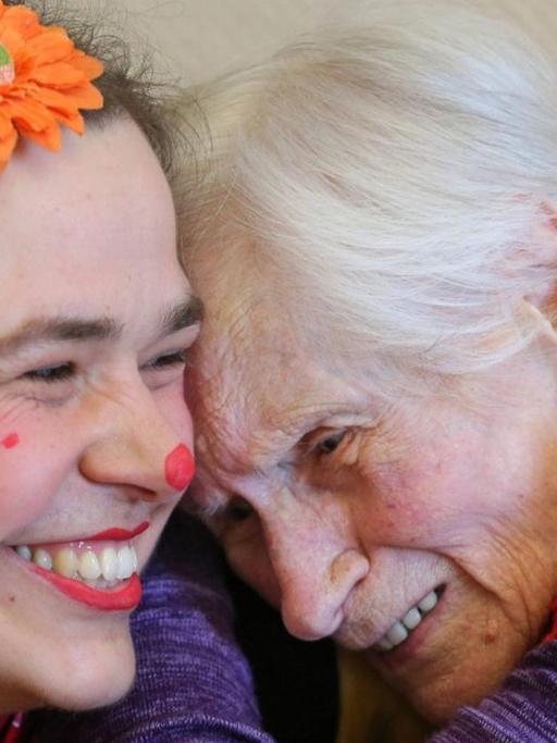 Clown Heidi alias Arnika Ludwig am 16.04.2015 mit einer Seniorin des Wichern-Hauses in Bochum.