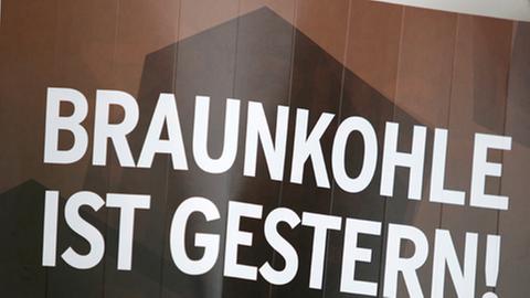 Ein Schild "Braunkohle ist gestern" wird bei einer Demonstration hoch gehalten