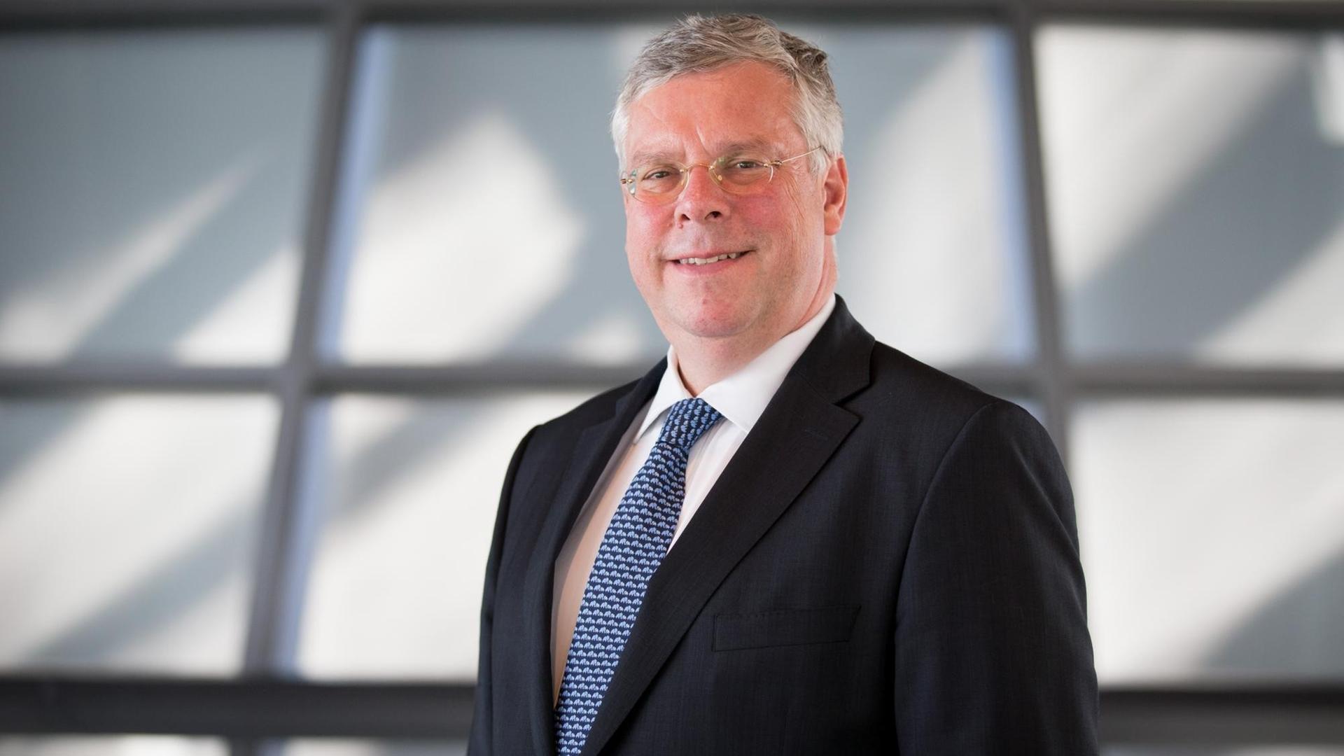 Porträt von Jürgen Hardt in der Kuppel des Reichstagsgebäudes in Berlin