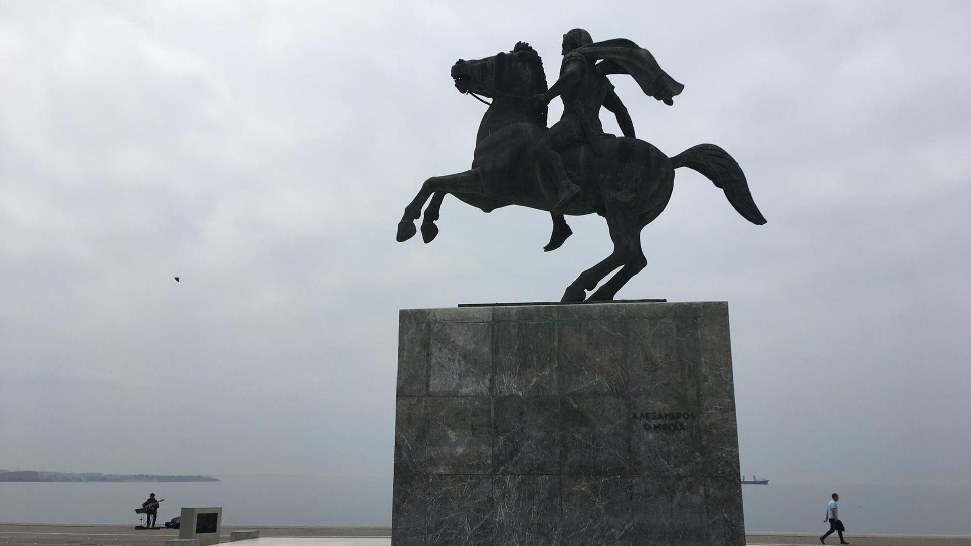 Eine Statue von Alexander dem Großen als Reiter auf seinem Pferd auf einem Platz in Thessaloniki in Griechenland