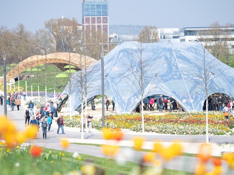 Besucher gehen während der Eröffnung der Bundesgartenschau (Buga) Heilbronn 2019 über das Gelände. Die Buga findet vom 17. April bis zum 06. Oktober statt