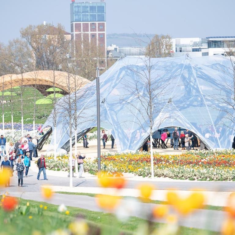 Besucher gehen während der Eröffnung der Bundesgartenschau (Buga) Heilbronn 2019 über das Gelände. Die Buga findet vom 17. April bis zum 06. Oktober statt