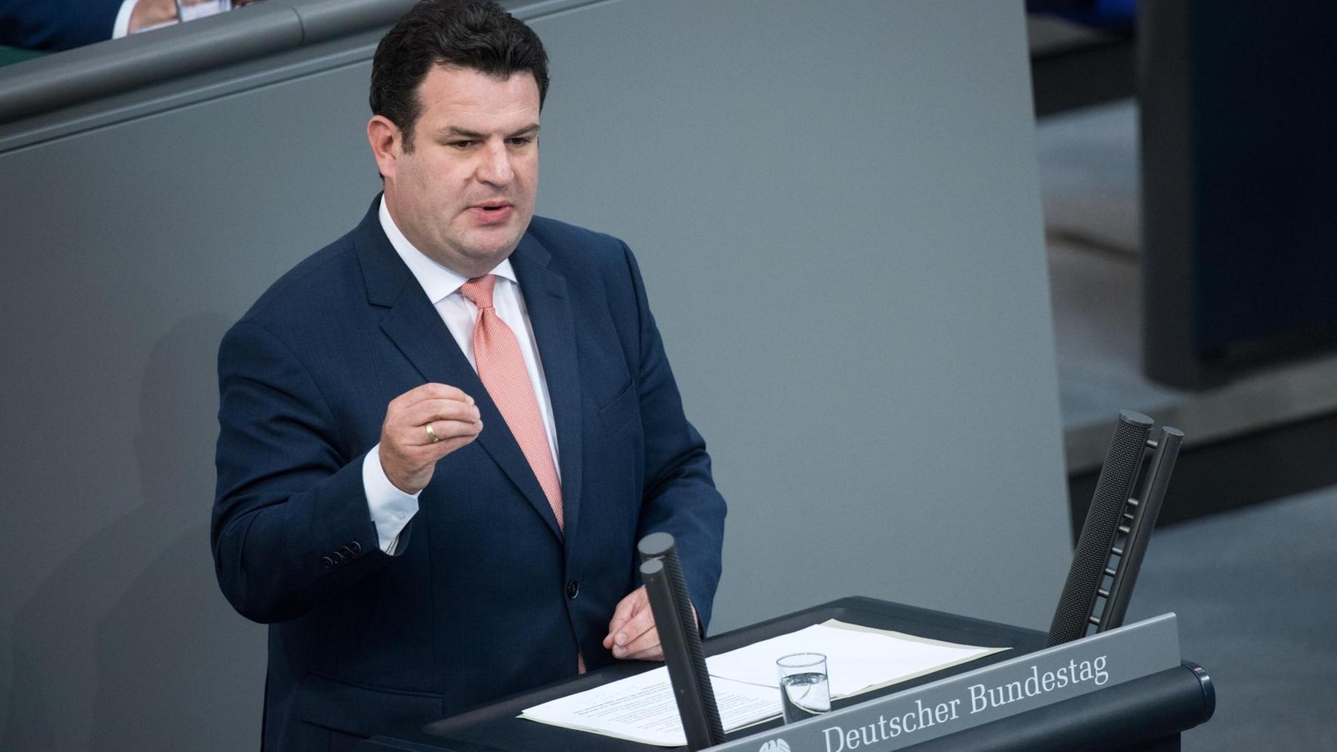 Hubertus Heil (SPD), Bundesminister für Arbeit und Soziales, spricht bei der Aktuellen Stunde in der Plenarsitzung des Bundestages im Reichstagsgebäude