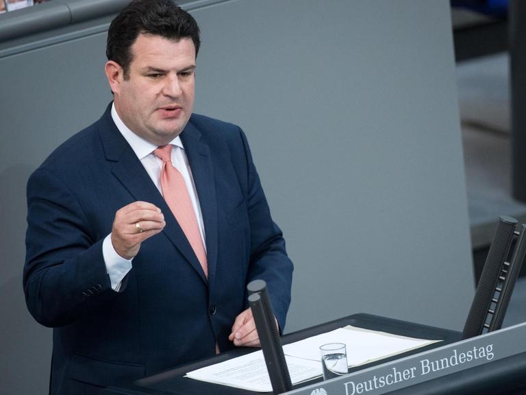 Hubertus Heil (SPD), Bundesminister für Arbeit und Soziales, spricht bei der Aktuellen Stunde in der Plenarsitzung des Bundestages im Reichstagsgebäude
