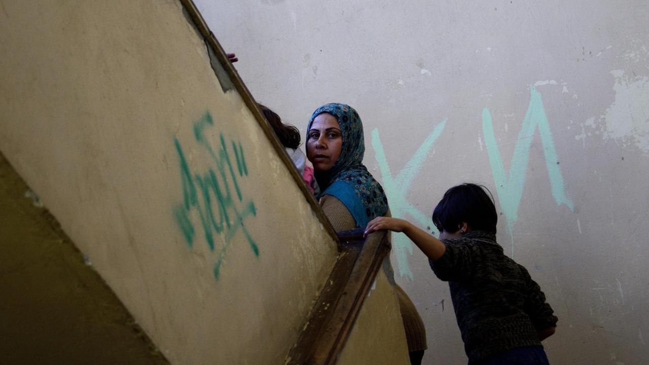 Syrische Flüchtlinge in Sofia in einem Treppenaufgang