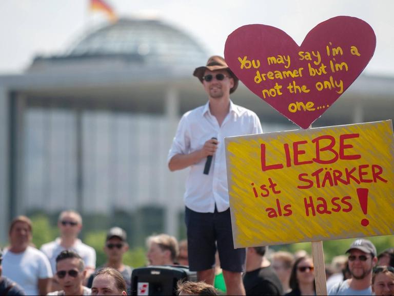 Mehrere Tausend Menschen sind ain Berlin gegen eine Demonstration der AfD auf die Straße gegangen, hier am Spreebogenpark