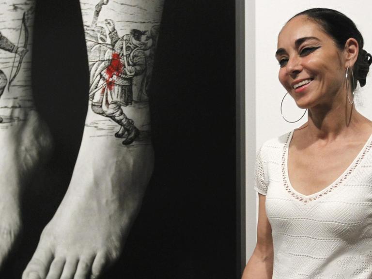 Shirin Neshat in ihrer Ausstellung "Written on the body" im Rahmen des PhotoEspana Festival in Madrid 2013.