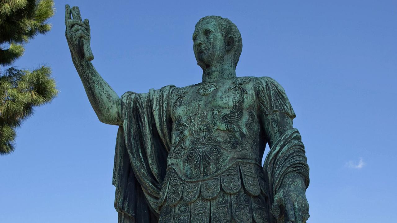 Bronze-Statue des römischen Staatsmannes Gaius Iulius Caesar, 100 - 44 v. Chr., im Trajansforum in Rom