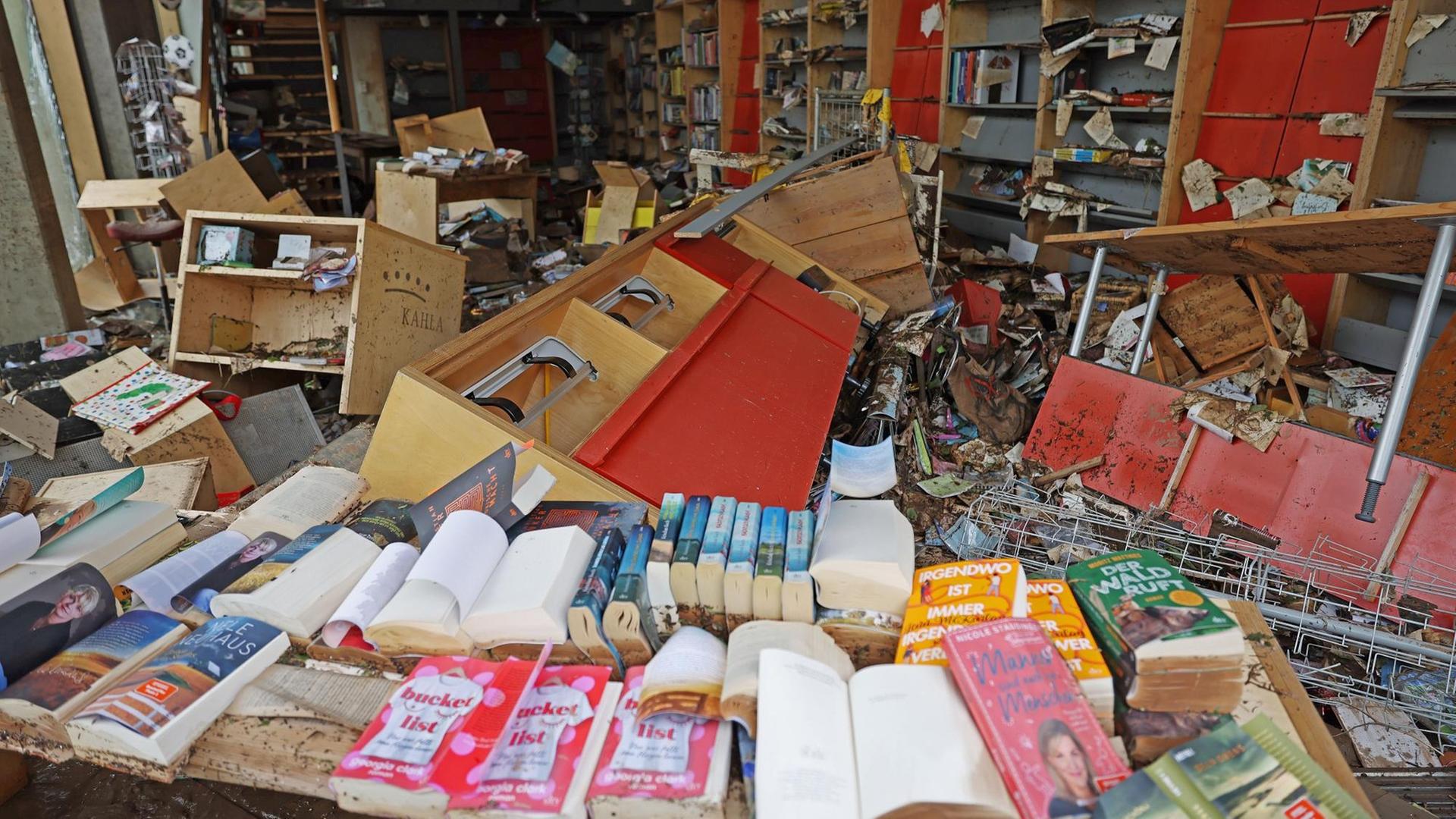 Ein Buchladen in Gemünd ist verwüstet, nachdem die Urft über die Ufer getreten war.