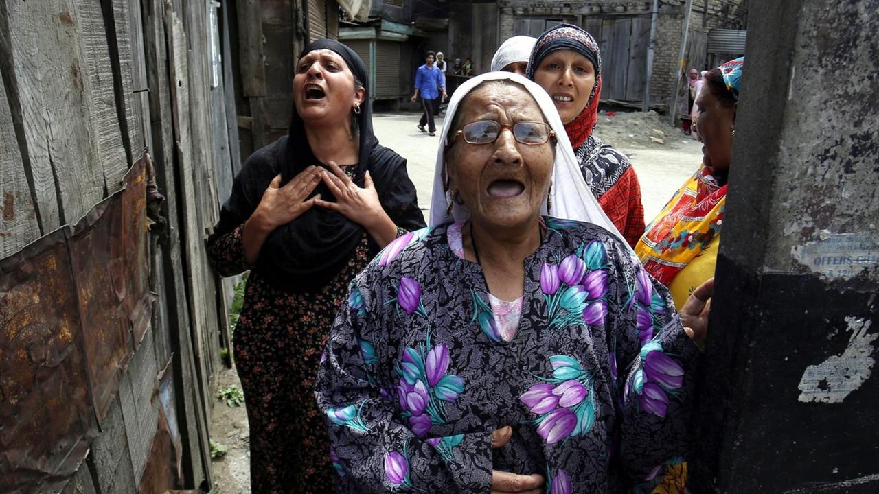 Frauen trauern im indischen Teil Kaschmirs. Dort herrschen die schlimmsten Unruhen seit sechs Jahren.