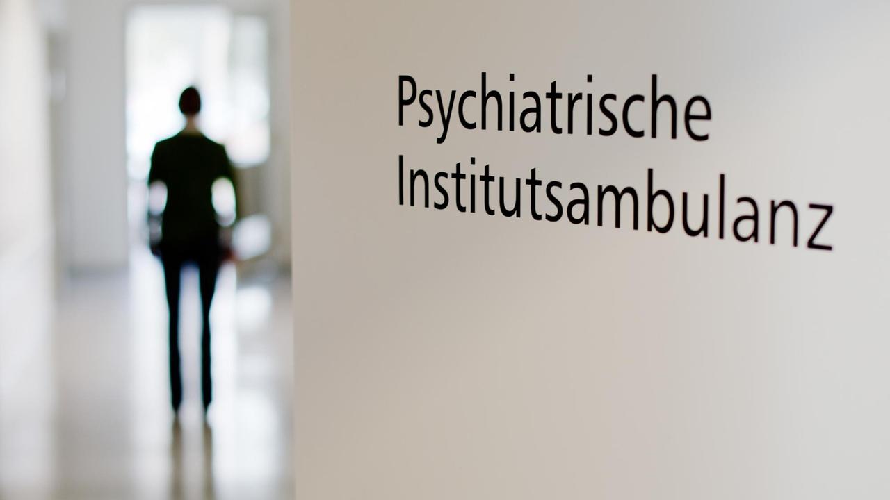 Eine Mitarbeiterin steht in der Psychiatrischen Institutsambulanz an der Klinik für Psychiatrie und Psychotherapie am Klinikum Braunschweig.
