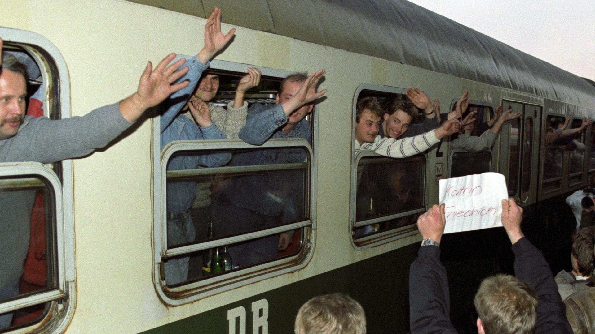 Von jubelnden Menschenmassen werden die knapp 800 DDR-Übersiedler auf dem Bahnhof im bayerischen Hof empfangen.
