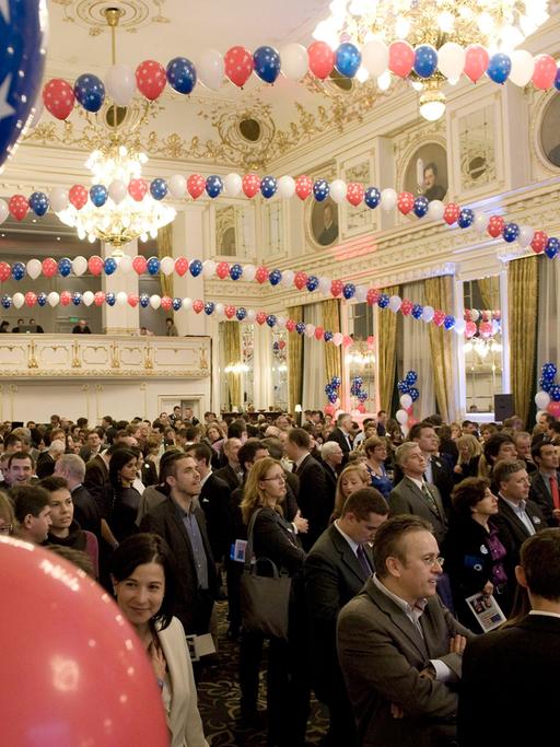 Gäste im Corinthia Hotel Budapest während der Wahlparty zur US-amerikanischen Präsidentenwahl im Jahr 2012. Aufgenommen am 06.11.2012