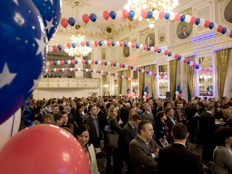 Gäste im Corinthia Hotel Budapest während der Wahlparty zur US-amerikanischen Präsidentenwahl im Jahr 2012. Aufgenommen am 06.11.2012