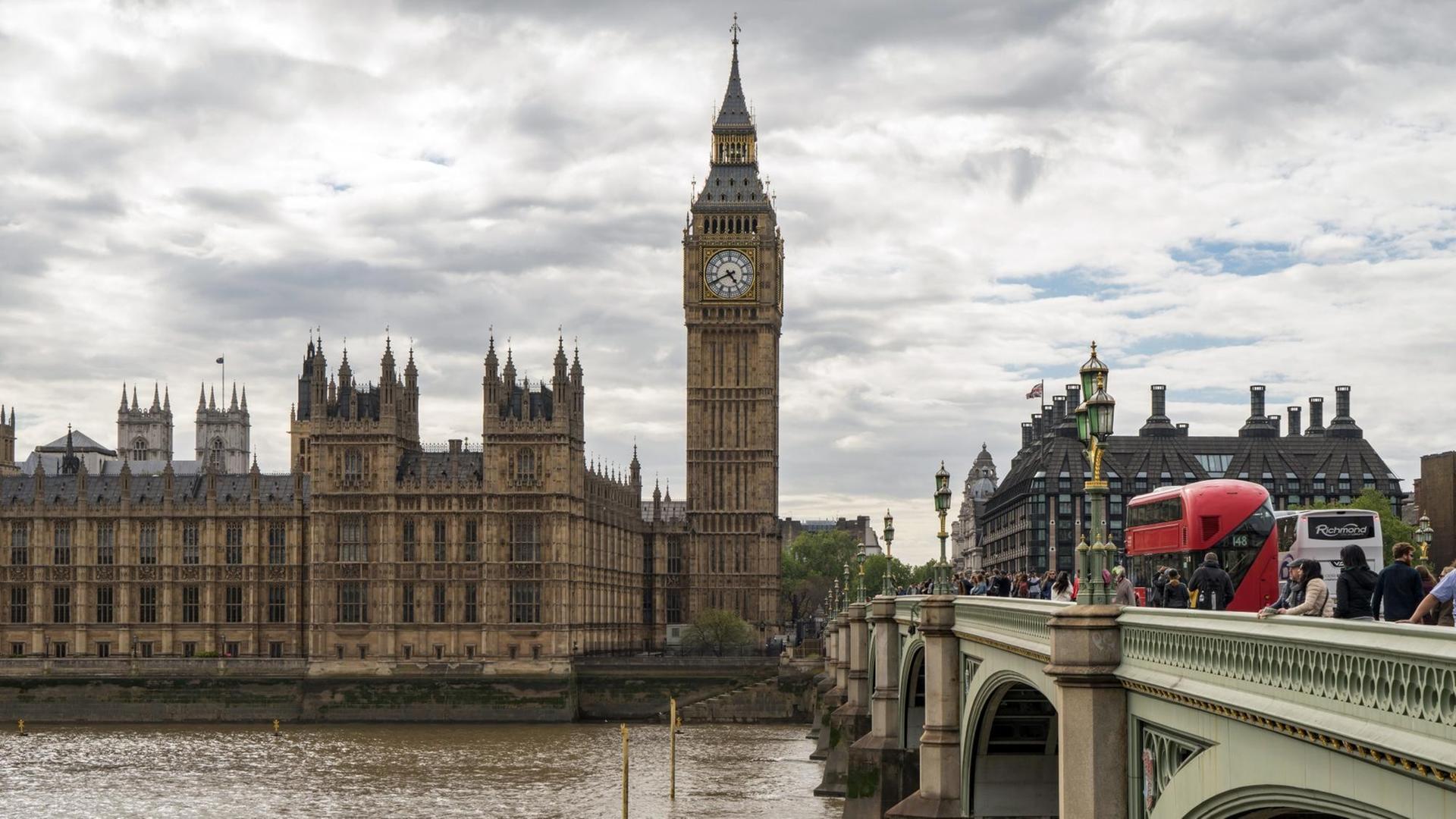 Blick auf den Westminster-Palast mit dem Glockenturm Big Ben. Davor fließt die Themse.