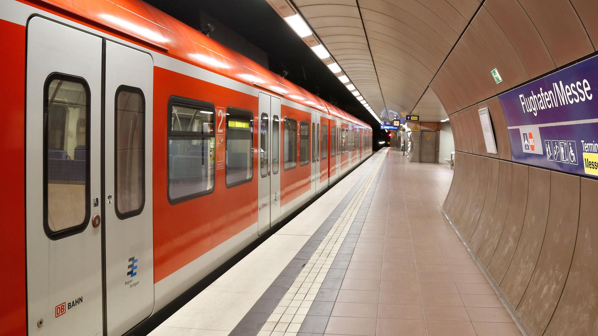 Eine S-Bahn steht am 15.04.2013 in der S-Bahnstation Flughafen/Messe am Flughafen in Stuttgart.
