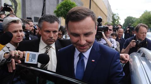 Der neue polnische Präsident Andrzej Duda steigt in ein Auto.