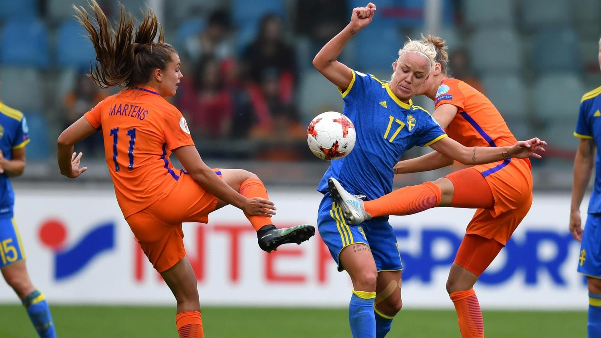 Das Bild zeigt zwei Spielerinnen von der National-Mannschaft in einem Spiel gegen Schweden. 