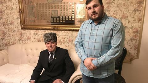 Achmed Dokudajew und Selimchan Dokudajew in ihrem Wohnzimmer