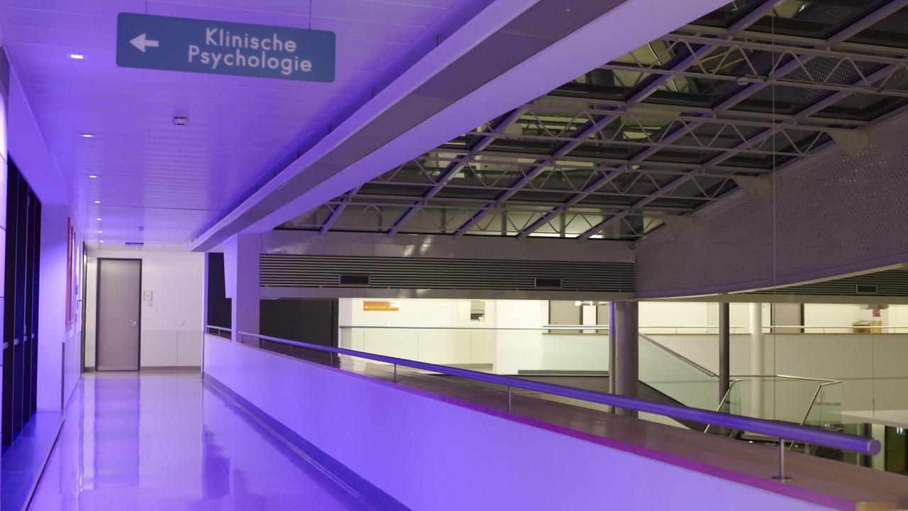LED-Licht als simulierte Abenddämmerung beleuchtet einen Gang österreichischen Krankenhaus
