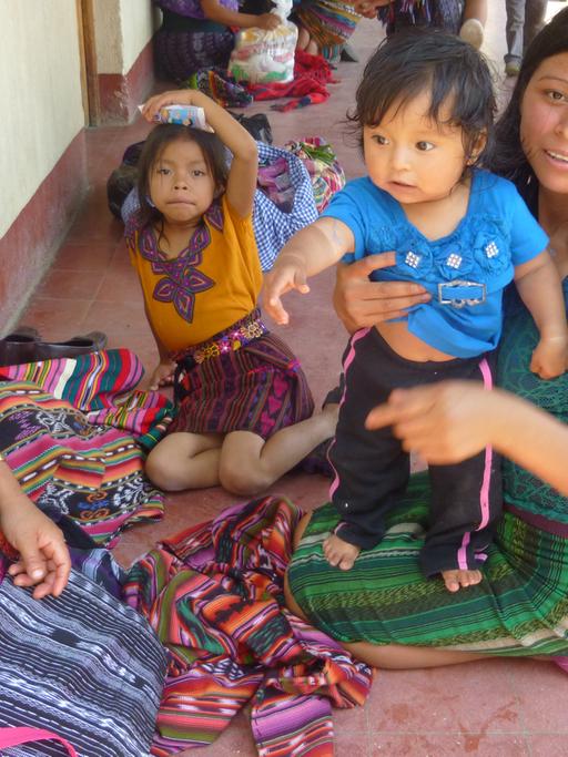 Kinder und ihre Mütter vor der Kirche in Zacualpa
