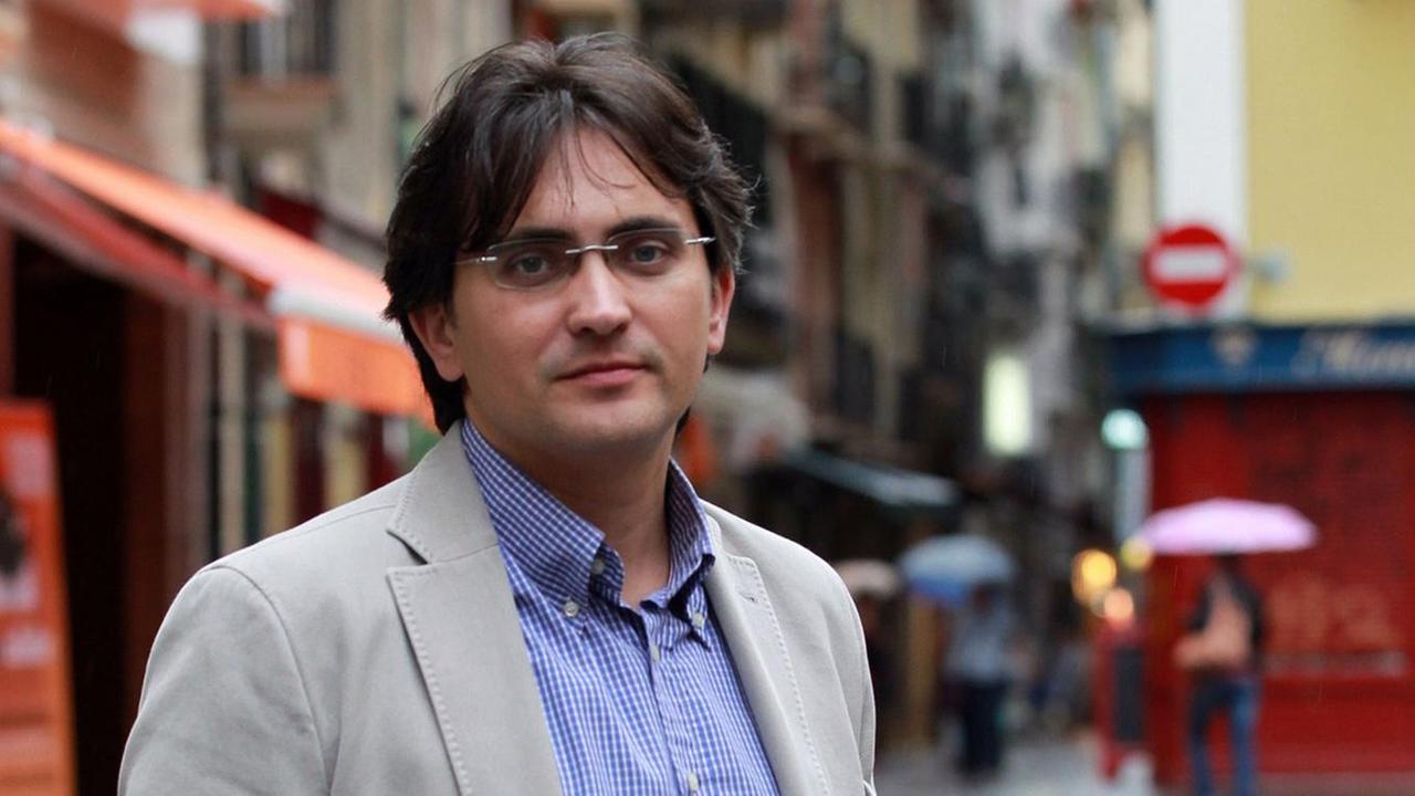 Autor Gonzalo Torné steht auf einer Straße
