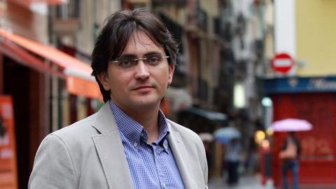 Autor Gonzalo Torné steht auf einer Straße