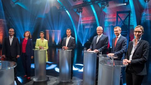 Die Moderatoren, BR-Chefredakteur Christian Nitsche (l) und WDR-Chefredakteurin Sonia Seymour Mikich (2.v.l.), stehen zusammen mit den Parteivertretern und Spitzenkandidaten (l-r) Sahra Wagenknecht, Fraktionsvorsitzende der Partei Die Linke, Cem Özdemir, Bundesvorsitzender der Partei Bündnis 90/Die Grünen, Joachim Herrmann (CSU), bayerischer Innenminister, Christian Lindner, Bundesvorsitzender der FDP, und Alice Weidel (AfD) in einem Fernsehstudio in Berlin beim sogenannten "TV-Fünfkampf" der kleineren Parteien.