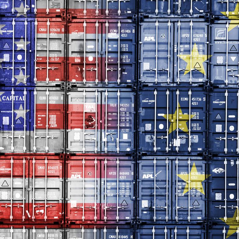 Gestapelte Container in den Farben von den USA und der EU