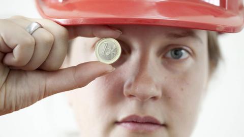 Junge Frau mit Bauhelm und Euromuenze . Young woman wearing safty hat and holding an euro coin . MODEL RELEASE vorhanden , MODEL RELEASED , Bonn DEU Deutschland PUBLICATIONxINxGERxSUIxAUTxONLY Copyright: xUtexGrabowskyx Boy Woman with Hard hat and Euromuenze Young Woman Wearing safty has and Holding to Euro Coin Model Release AVAILABLE Model released Bonn DEU Germany PUBLICATIONxINxGERxSUIxAUTxONLY Copyright xUtexGrabowskyx