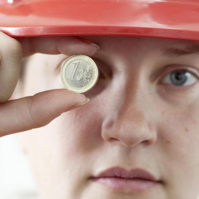 Junge Frau mit Bauhelm und Euromuenze . Young woman wearing safty hat and holding an euro coin . MODEL RELEASE vorhanden , MODEL RELEASED , Bonn DEU Deutschland PUBLICATIONxINxGERxSUIxAUTxONLY Copyright: xUtexGrabowskyx Boy Woman with Hard hat and Euromuenze Young Woman Wearing safty has and Holding to Euro Coin Model Release AVAILABLE Model released Bonn DEU Germany PUBLICATIONxINxGERxSUIxAUTxONLY Copyright xUtexGrabowskyx