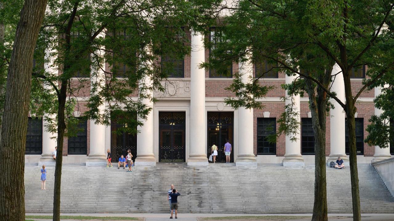 Der Campus der Harvard-Universität mit der Harry Elikins Widener Memorial Library.