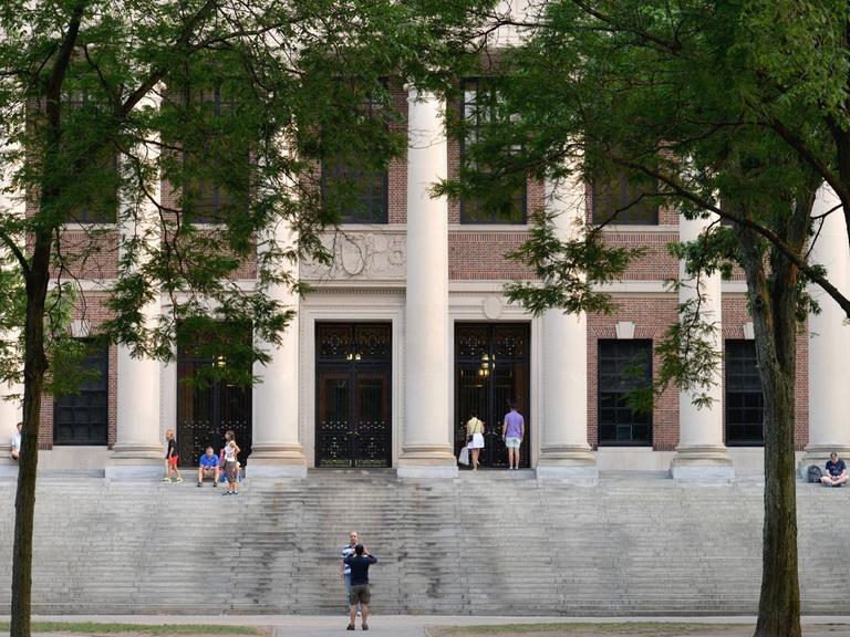 Der Campus der Harvard-Universität mit der Harry Elikins Widener Memorial Library.