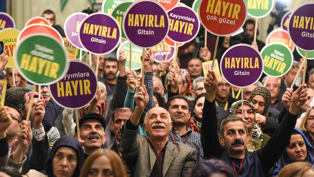 Unterstützer der pro-kurdischen Oppositionspartei HDP schwenken auf einer Demonstration am 2. März 2017 in Istanbul Plakate mit '"No", gegen ein türkisches Präsidialsystem , 6 Wochen vor dem Referendum.
