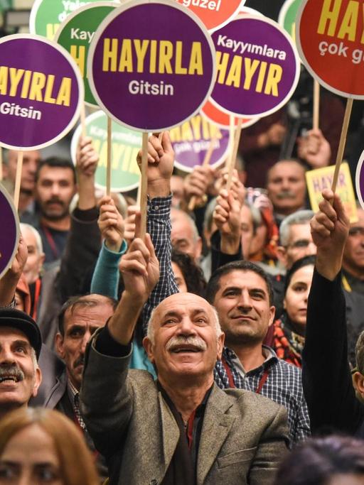 Unterstützer der pro-kurdischen Oppositionspartei HDP schwenken auf einer Demonstration am 2. März 2017 in Istanbul Plakate mit '"No", gegen ein türkisches Präsidialsystem , 6 Wochen vor dem Referendum.