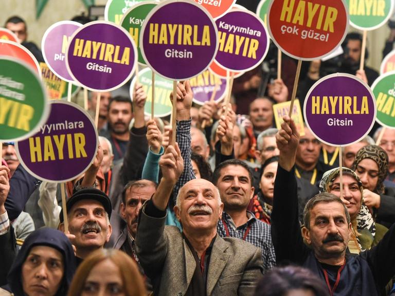 Unterstützer der pro-kurdischen Oppositionspartei HDP schwenken auf einer Demonstration am 2. März 2017 in Istanbul Plakate mit '"No", gegen ein türkisches Präsidialsystem , 6 Wochen vor dem Referendum.