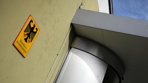 Der Eingangsbereich des Bundeskriminalamts (BKA) in Wiesbaden.