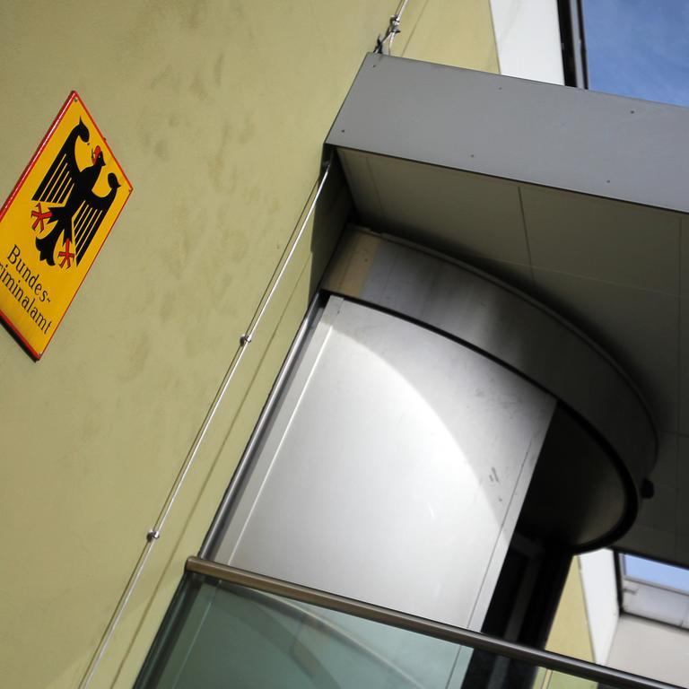Der Eingangsbereich des Bundeskriminalamts (BKA) in Wiesbaden.
