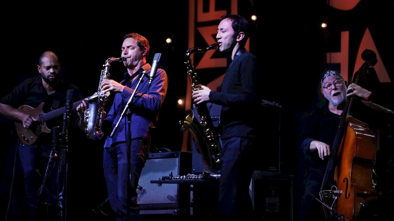 Vier Musiker spielen auf der Bühne vom Tampere Jazz Happening