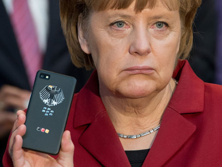 Angela Merkel mit einem abhörsicherem Blackberry auf der Cebit 2013.