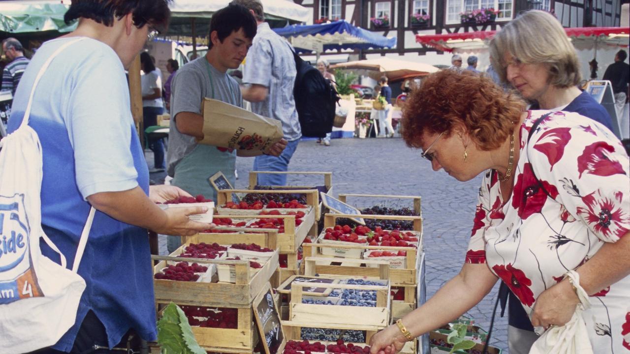 Marktstand mit Obst auf dem Wochenmarkt in Überlingen am Bodensee